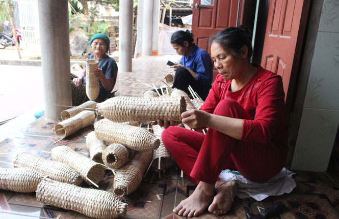Thượng Đình có nghề đan rọ tôm