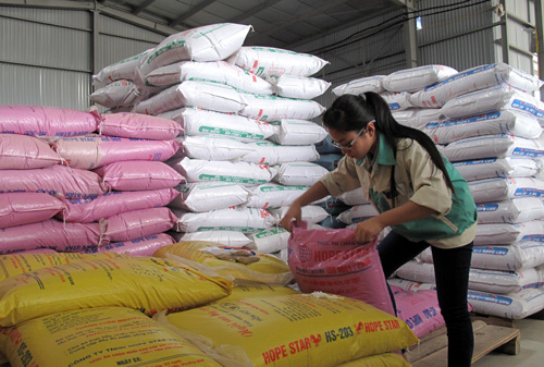 Một số cơ sở sản xuất thức ăn chăn nuôi đang “móc túi’ người dân