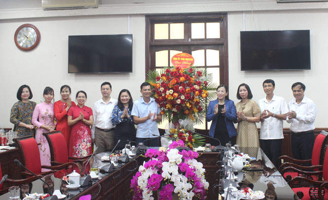 Đồng chí Bí thư Tỉnh ủy chúc mừng 2 cơ quan văn phòng của tỉnh