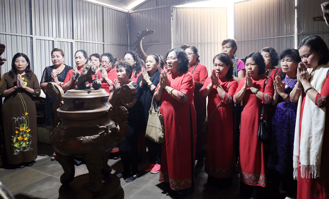 Dâng hương tưởng nhớ các anh hùng liệt sĩ Đại đội 915