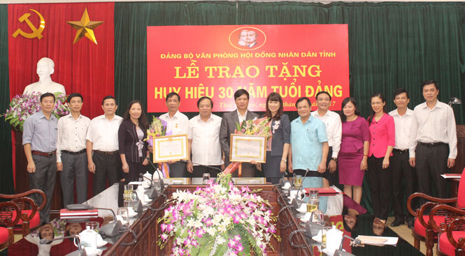 Trao tặng Huy hiệu 30 năm tuổi Đảng