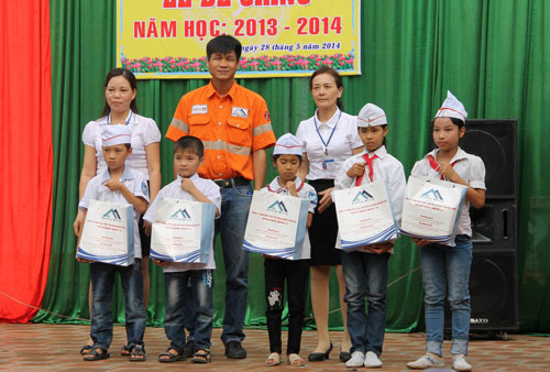 Tặng quà học sinh vượt khó học tốt