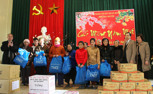 Thăm, tặng quà tại Trung tâm Bảo trợ xã hội tỉnh