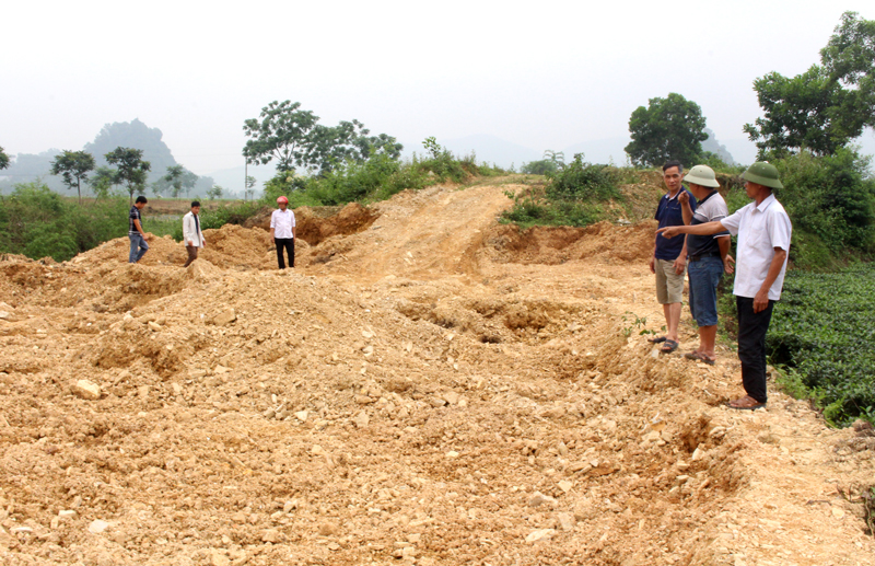 Nguy cơ sạt lở đất canh tác từ việc tự ý san ủi bờ suối