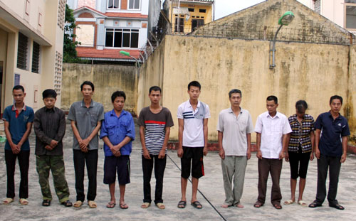 Bắt hai vụ đánh bạc với 10 đối tượng