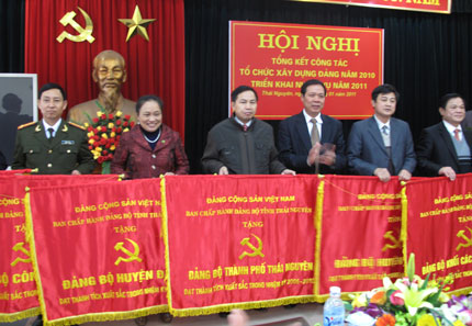 461 đảng viên hoàn thành xuất sắc nhiệm vụ được khen thưởng