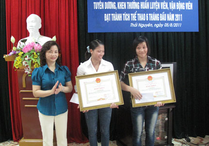 Tuyên dương, khen thưởng các huấn luyện viên, vận động viên