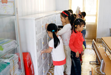 Học sinh lớp 1 không phải mang cặp tới trường