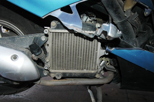 C&aacute;ch kiểm tra v&agrave; bổ sung nước l&agrave;m m&aacute;t xe tay ga