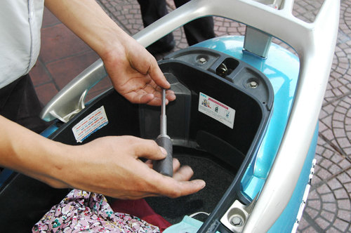 C&aacute;ch kiểm tra v&agrave; bổ sung nước l&agrave;mm&aacute;t xe tay ga