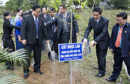 Đoàn Đại biểu Quốc hội tỉnh Luông Pha Băng dâng hương tại Nhà tưởng niệm Bác Hồ