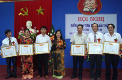 Biểu dương các tập thể, cá nhân có thành tích xuất sắc