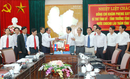 Lãnh đạo tỉnh Luông-Phạ-Bang làm việc tại Thái Nguyên