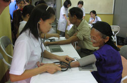 Trên 90 người được khám bệnh và cấp phát thuốc miễn phí