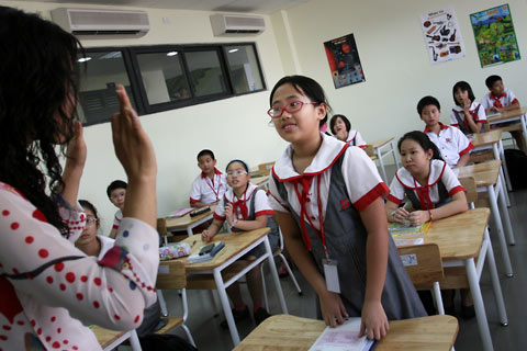 Lo trẻ ta thành “con Tây”