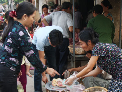 Lương “hụt hơi” theo giá