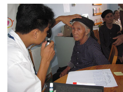 205 người cao tuổi được khám mắt miễn phí