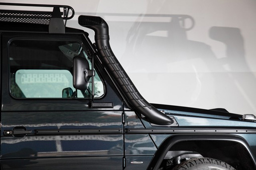 Ống h&uacute;t gi&oacute; nằm cao, b&ecirc;n phải trụ A dốc đứng.