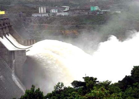 Miền Trung: Các hồ thuỷ điện bắt đầu xả lũ