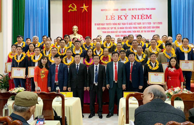 Tổ chức khen thưởng nhiều tập thể, cá nhân