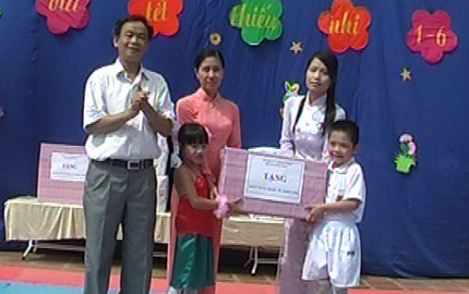 Tặng quà nhân Ngày Quốc tế thiếu nhi