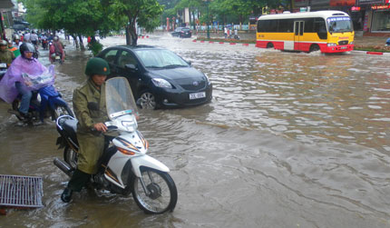 Mưa lớn, người dân T.P Thái nguyên bì bõm đến công sở