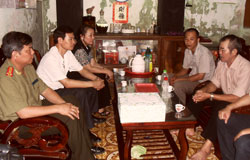 Thăm, tặng quà  gia đình có người cai nghiện hoàn lương