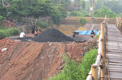 Chợ "đen" ở Cầu Bơm