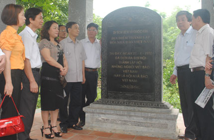 Hội Nhà báo Việt Nam tổ chức về nguồn