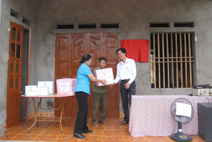 Tặng nhà tình nghĩa cho nạn nhân chất độc da cam