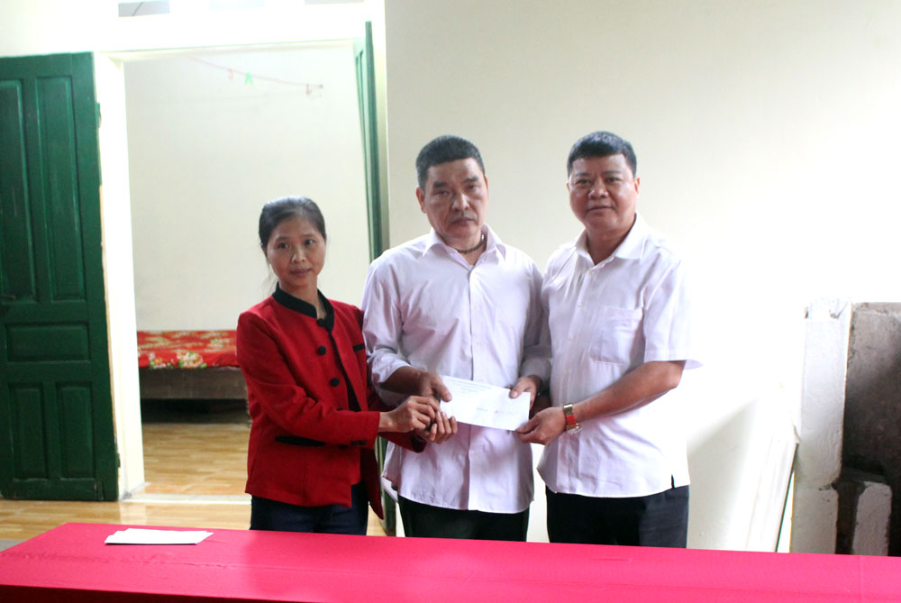 Trao tiền hỗ trợ sửa nhà cho hộ nghèo