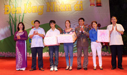 “Đèn lồng nhân ái” vui Tết Trung thu