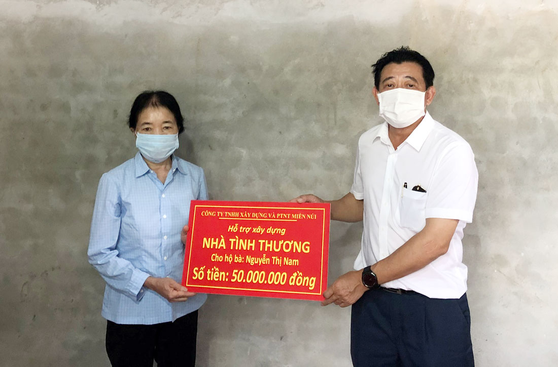 Hỗ trợ xây dựng 2 nhà tình thương cho hộ nghèo