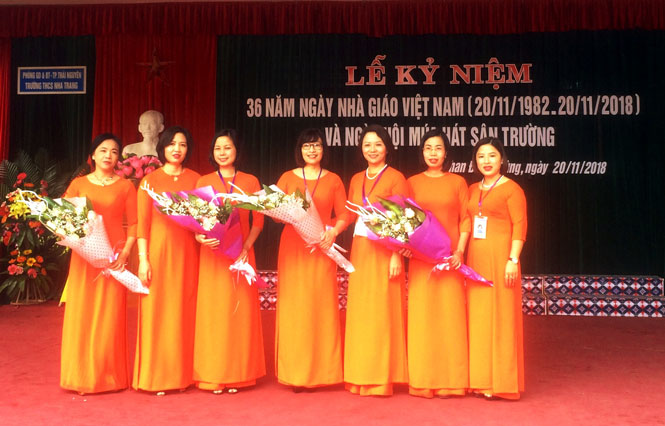 Ban Giám hiệu Nhà trường tặng hoa các giáo viên dạy Giỏi trong đợt thi đua cao điểm chào mừng Ngày Nhà giáo Việt Nam.