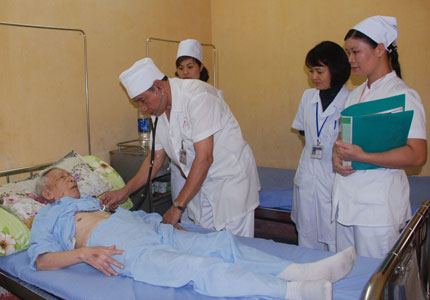 Tận tình chăm sóc bệnh nhân