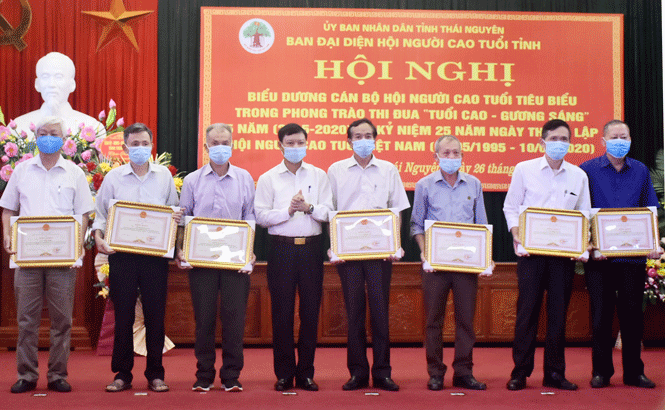 Biểu dương người cao tuổi trong phong trào "Tuổi cao - Gương sáng"