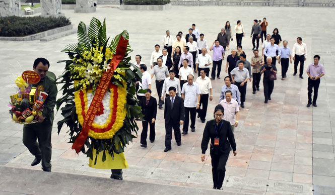 Đoàn đại biểu Hội Hữu nghị Việt Nam - Lào dâng hương tưởng niệm các Anh hùng liệt sĩ Đại đội 915