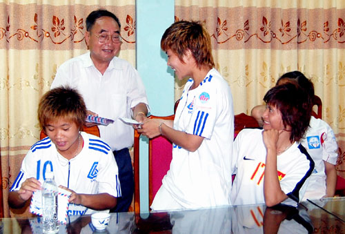 Gặp mặt đội bóng đá nữ trước khi tham dự lượt về Giải vô địch quốc gia