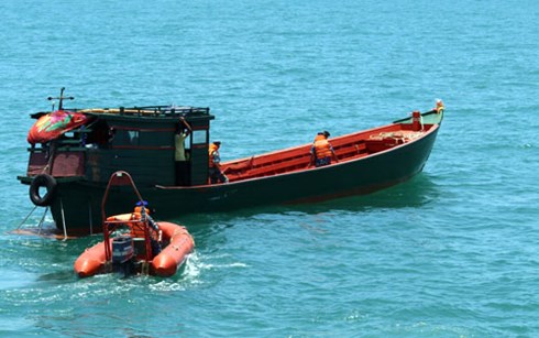 Cảnh sát biển bắt giữ tàu vận chuyển gỗ trái phép