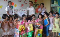  Thăm, tặng quà nhân Quốc tế Thiếu nhi (1/6)