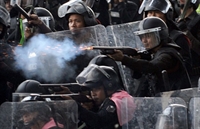 Quân đội Thái Lan giải tán đám đông biểu tình Áo đỏ