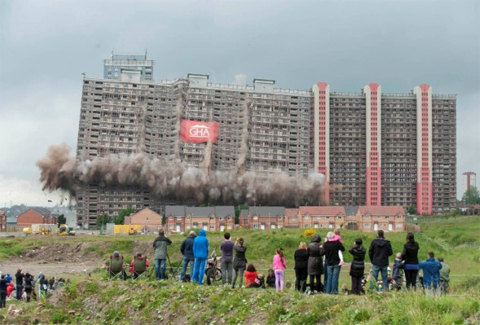 Tòa nhà cao nhất châu Âu một thời bị đánh sập