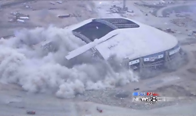 Đánh sập sân vận động sức chứa gần 70.000 người