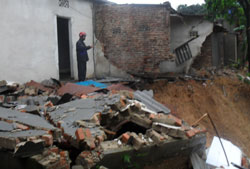 Phú Lương: Sạt nhà do lở đất, chết người vì điện giật