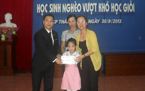 Trao 30 suất học bổng cho học sinh nghèo vượt khó