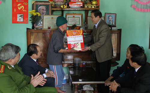 Tặng quà Tết cho các đối tượng chính sách nhân dịp Tết cổ truyền