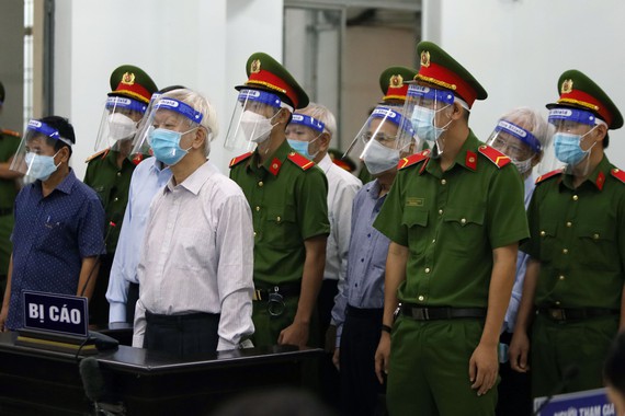 2 cựu Chủ tịch UBND tỉnh Khánh Hòa hầu tòa