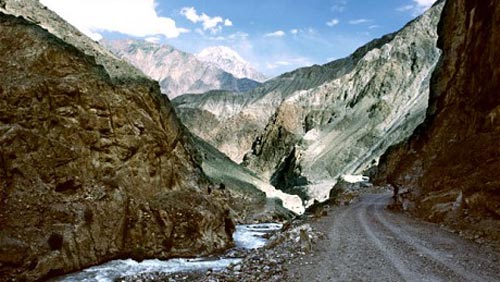 Xe rơi xuống vực, gần 40 người thương vong ở Kashmir