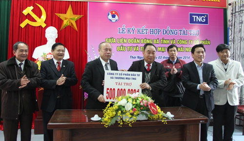 Công ty cổ phần Đầu tư và Thương mại TNG tài trợ hoạt động bóng đá của tỉnh