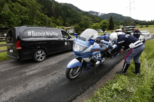 Cảnh s&aacute;t &Yacute; phong tỏa hiện trường vụ tai nạn